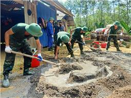 Lữ đoàn Thông tin 601 chung sức xây dựng nông thôn mới tại xã Văn Lăng